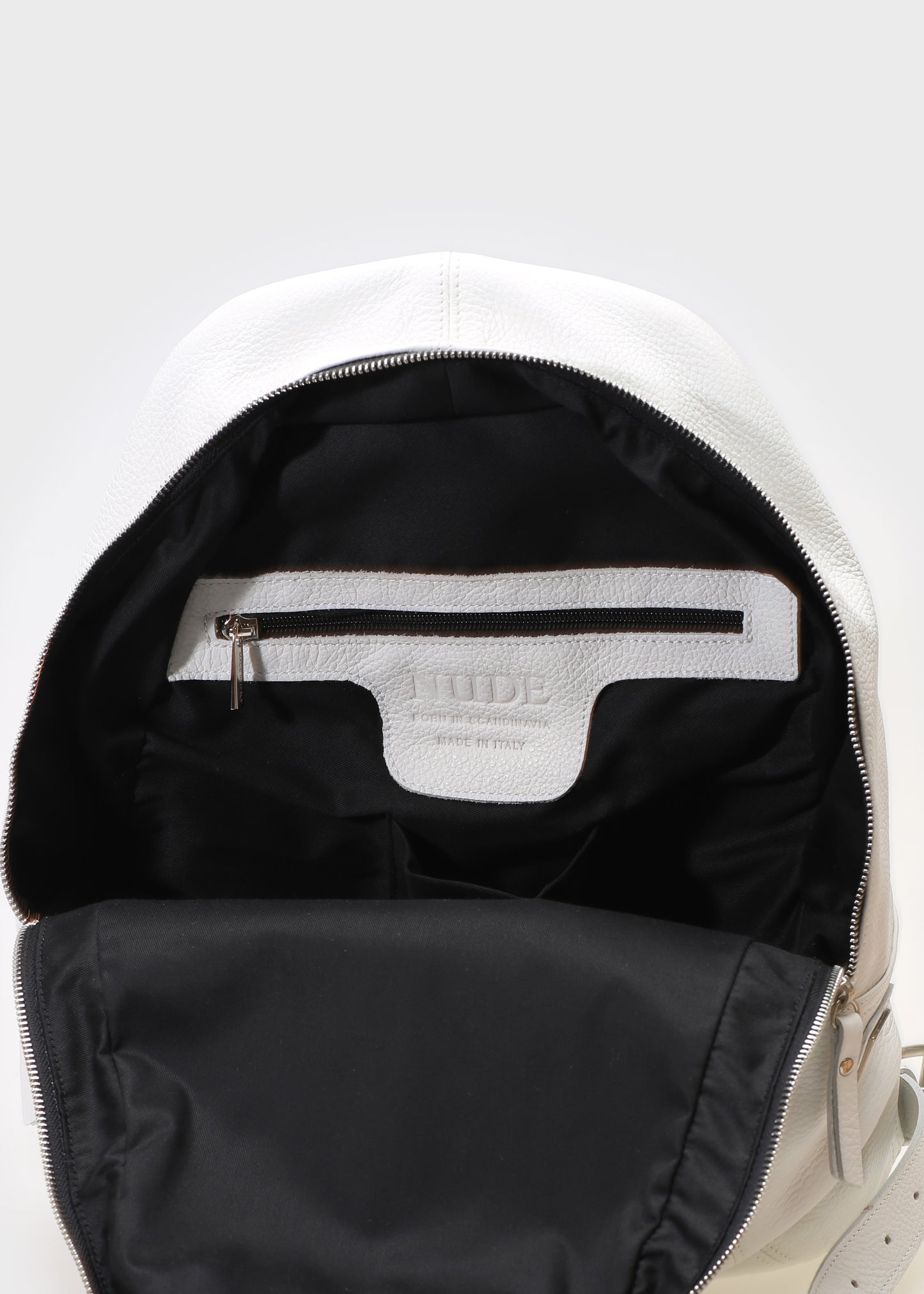 BACKPACK 001 WHITE/BLACK BAG IN TECH