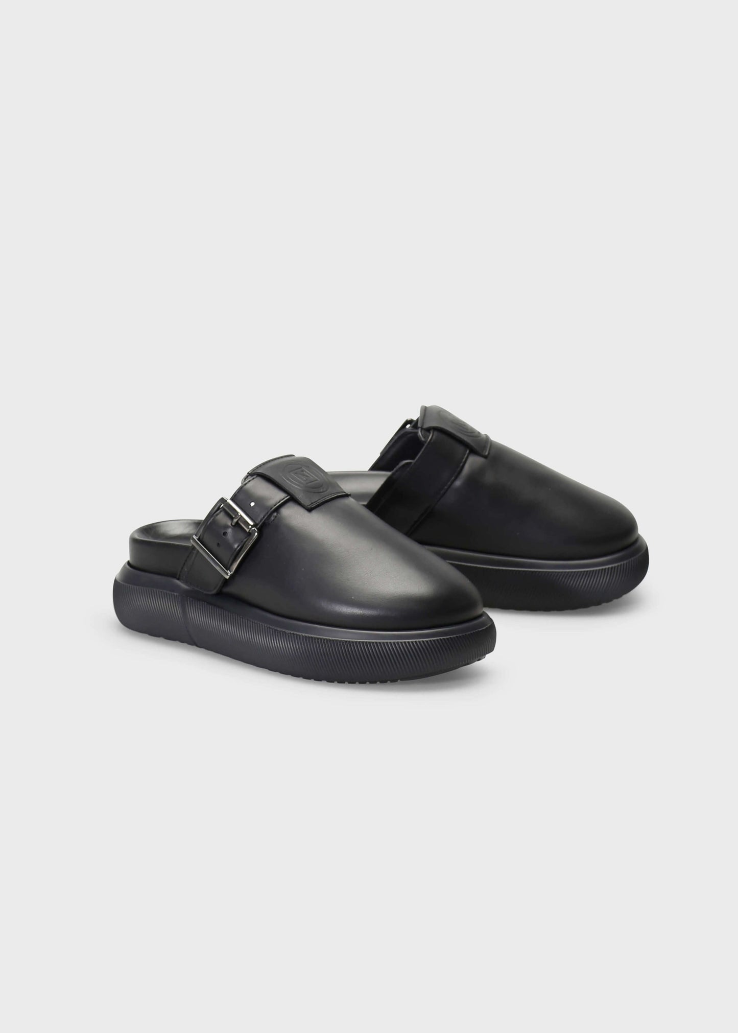 HEDDA 013 NERO SANDAL IN CAPRICORNO LEATHER