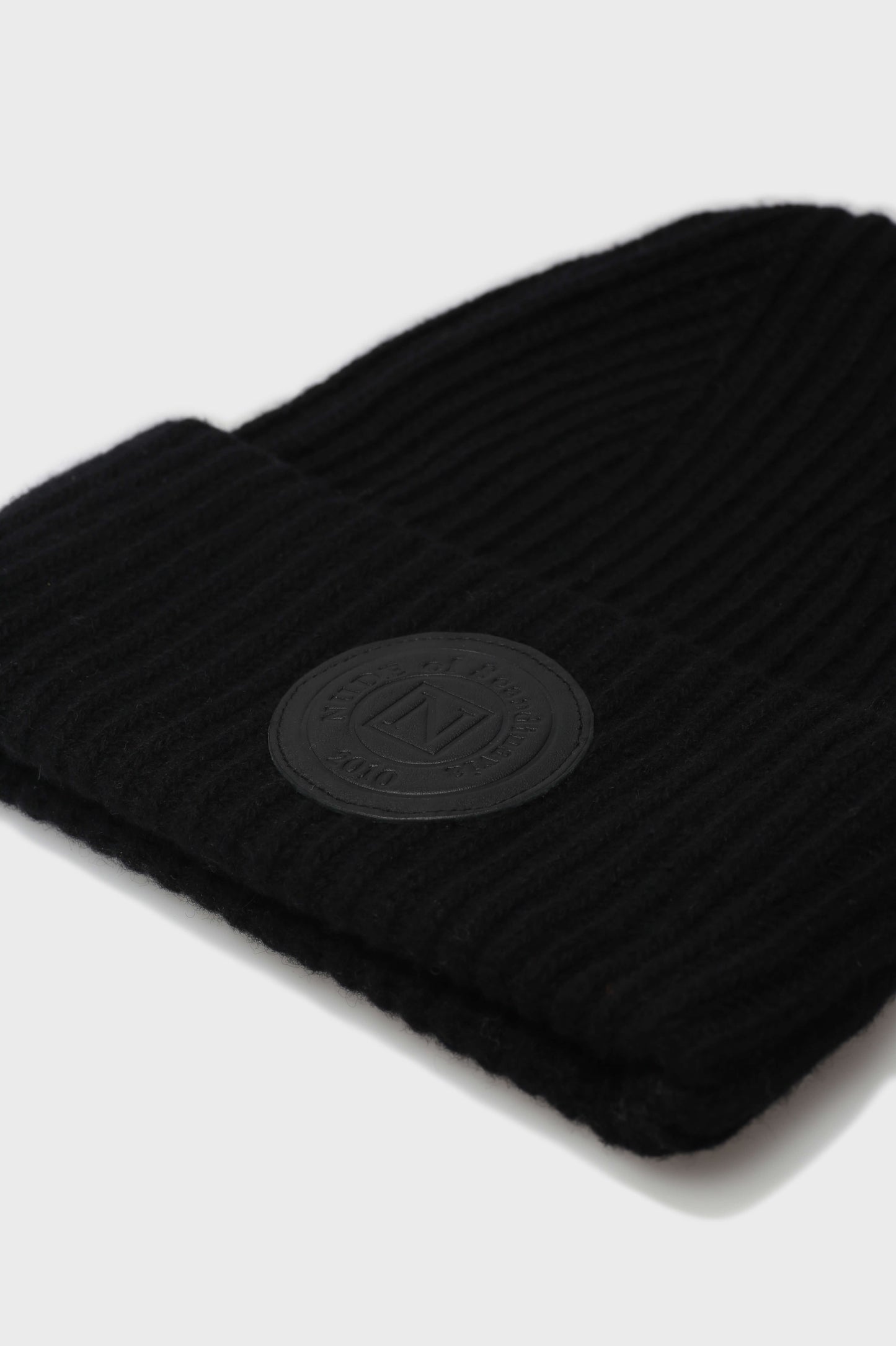 HUVA 002 BLACK BEANIE